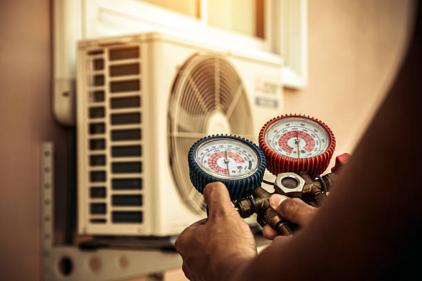 Professional Hvac technician working in Maplewood, MN